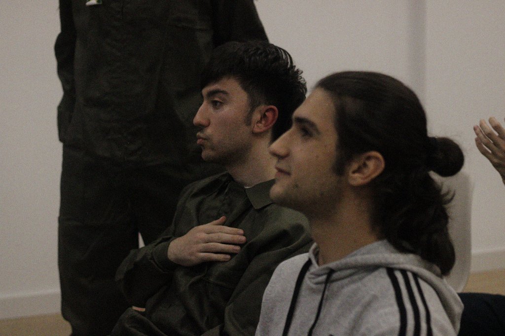 Fendât Murillo durante la escucha del himno municipal (1960)