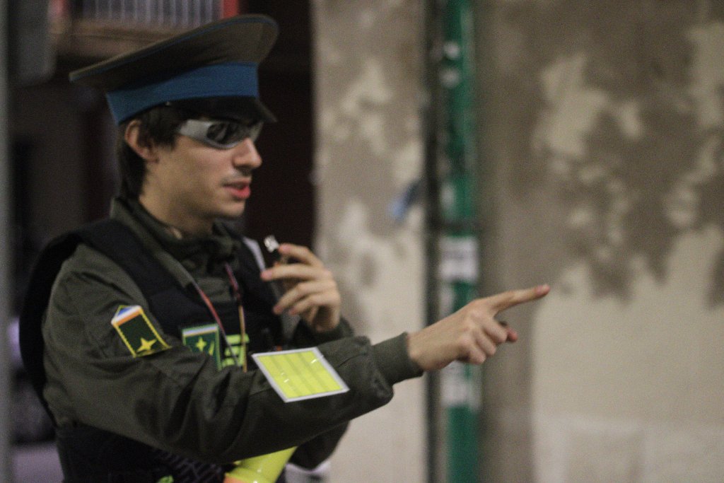 Orjelân Sergio dando órdenes durante disturbios en Villaburgo (1961)