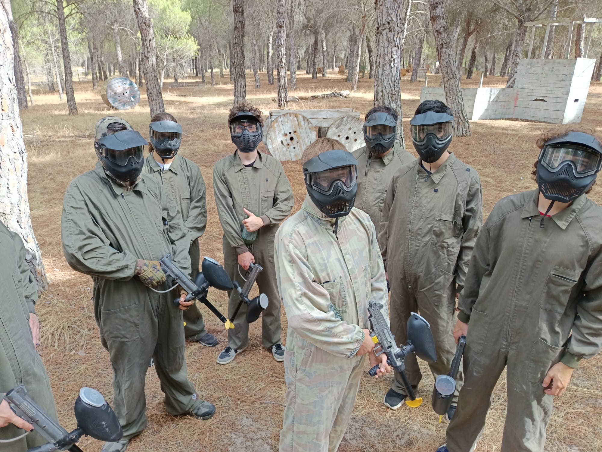 Grupo del AIE en el entrenamiento militar